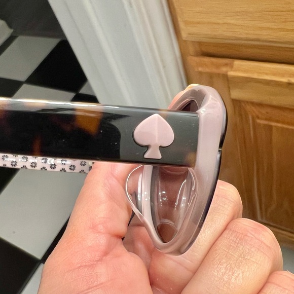 Kate spade sunglasses new in case. Just got in. come with a free designer gift - Picture 4 of 9